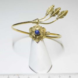 Lapis-lazuli, fleur et plume amérindienne - Bracelet en Laiton - N°6658 • Bracelet Laiton N°6658.1 Lapis-lazuli, fleur et plume amérindienne - Bracelet en Laiton - N°6658