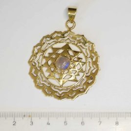 Sri Yantra et labradorite blanche - Pendentif en Laiton - N°6738 • Pendentif Laiton N°6738.1 Sri Yantra et labradorite blanche - Pendentif en Laiton