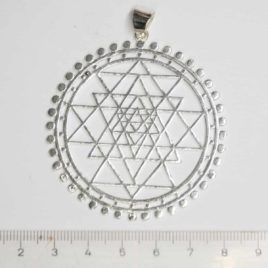 Sri Yantra - Pendentif en Laiton Argentée - N°6763 • Pendentif Laiton N°6763 RK P051 W Argenté Sri Yantra - Pendentif en Laiton Argentée