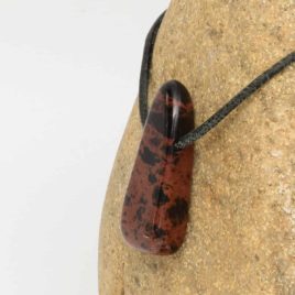 Obsidienne Acajoux en pendentif - 5gr - 3,3x1,8x0,9cm - N°7896.1 • Obsidienne Acajoux N°7896.1 5gr 33x18x09cm 3 Obsidienne Acajoux en pendentif – 5gr – 3,3×1,8×0,9cm – N°7896.1