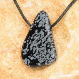 Obsidienne flocons de neige en pendentif - 8gr - N°7914.1 • Obsidienne Flocon de neige N°7914.1 8gr 38x25x06cm 4 Pendentif Obsidienne flocons de neige