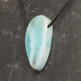 Opale des Andes bleue en pendentif - 9gr - N°7891.1 • Opale des Andes Bleu N°7891.1 9gr 28x19x08cm 1 Opale des Andes bleue pendentif