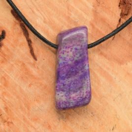 Sugilite en pendentif - 10gr - 3,6x1,5x0,9cm - N°7048.1 • Sugilite N°7048.1 10gr 36x15x09cm 8 Sugilite en pendentif – 10gr – 3,6×1,5×0,9cm – N°7048.1