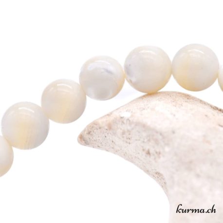 Acheter Bracelet Perles Blanches 6mm - N°15322-2 dans la boutique en ligne Kûrma. Spécialisé dans des pierres de qualité directement importer depuis les artisans lapidaires.