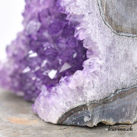 Minéraux Améthyste - N°7390.1-4 disponible dans la boutique en ligne Kûrma. Votre magasin de minéraux naturels en suisse romande