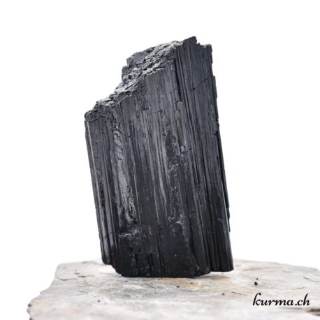Minéraux Tourmaline noire - N°5934.3-3 disponible dans la boutique en ligne Kûrma. Votre magasin de minéraux naturels en suisse romande