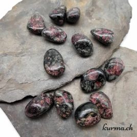 Eudialyte - Pierre roulée 2.5cm à 3cm - N°7512.1 • Eudialyte Pierre roulee 7512 04 Eudialyte – Pierre roulée 2.5cm à 3cm – N°7512.1