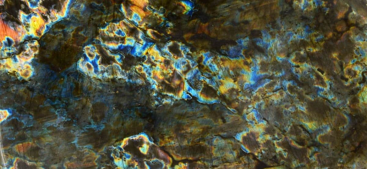 Lithothérapie et confinement guide pratique et vidéo • Labradorite Menhir bannière Labradorite Menhir bannière