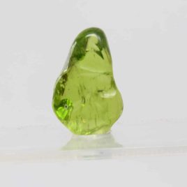 Péridot, Olivine ou Chrysolite - Pièce unique - 2.2x1.4x0.9cm - N°4854.2 • Peridot N°4854.2 5.1gr 2.2x1.4x1cm 7 Péridot Vertus et propriété. Pierre polis de grand qualité