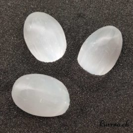Sélénite blanche - Galet – 6 à 7cm – N°5936.1 • Selenite blanche ovale Pierre roulee 5936 1 Sélénite blanche galet
