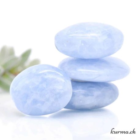 Galet Calcite Bleue 3-3.5cm - Nº7326.1-3 disponible dans la boutique en ligne Kûrma. Votre magasin de pierre et minéraux en suisse
