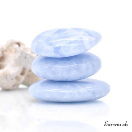 Galet Calcite Bleue 4-4.5cm - Nº5128.1-2 disponible dans la boutique en ligne Kûrma. Votre magasin de pierre et minéraux en suisse