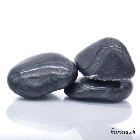 Pierre Roulée Basalte XL 2 disponible dans la boutique en ligne Kûrma. Votre magasin de pierre et minéraux en suisse