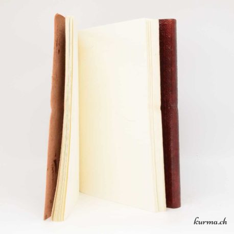 livre en cuir avec du papier fais à la main