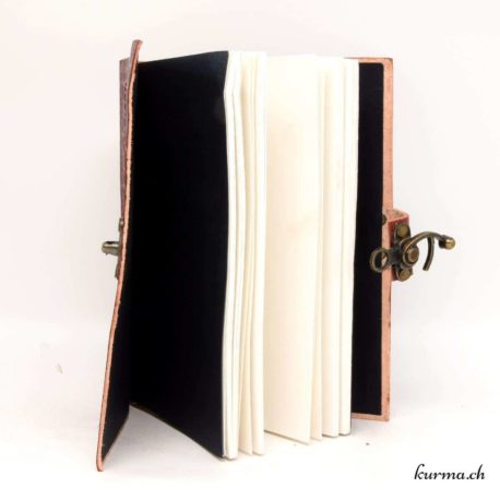 livre en cuire avec du papier artisanale