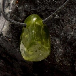 Vésuvianite - Collier en pierre percée - N°8495.1 • Vesuvianite pendentif 8495.1 2 Collier en Vésuvianite