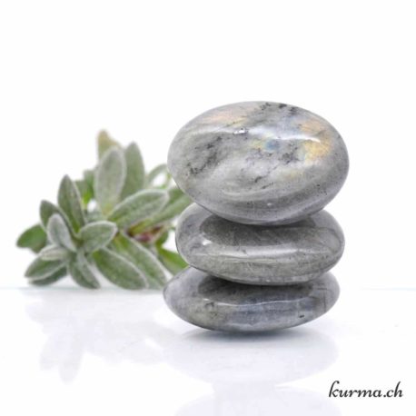 Galet Labradorite de Feu 3-3.5cm - Nº6950-1 disponible dans la boutique en ligne Kûrma. Votre magasin de pierre et minéraux en suisse
