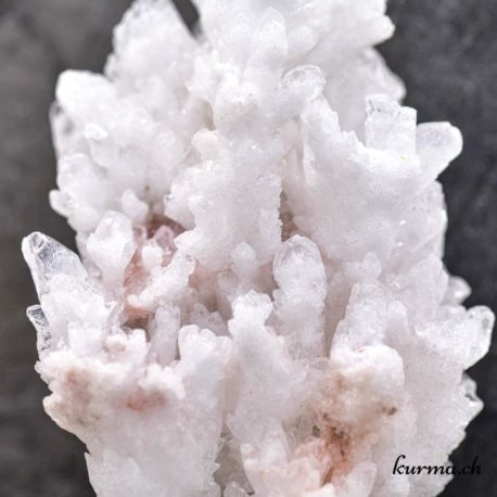 Minéraux Aragonite Blanche - N°5579.1.3 disponible dans la boutique en ligne Kûrma. Votre Magasin de lithothérapie Suisse en ligne.