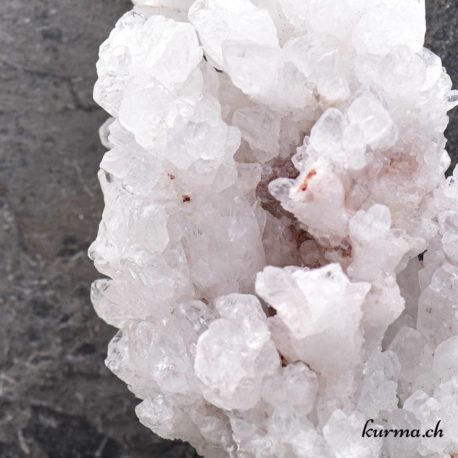Minéraux Aragonite Blanche - N°5579.1.5 disponible dans la boutique en ligne Kûrma. Votre Magasin de lithothérapie Suisse en ligne.