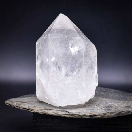 Minéraux Cristal de Roche - N°8293.1.1 disponible dans la boutique en ligne Kûrma. Votre Magasin de lithothérapie Suisse en ligne.
