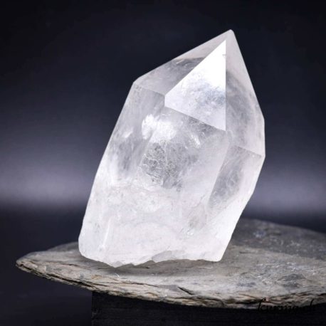 Minéraux Cristal de Roche - N°8293.1.2 disponible dans la boutique en ligne Kûrma. Votre Magasin de lithothérapie Suisse en ligne.