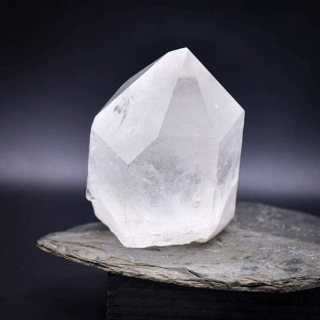 Minéraux Cristal de Roche - N°8293.1.3 disponible dans la boutique en ligne Kûrma. Votre Magasin de lithothérapie Suisse en ligne.