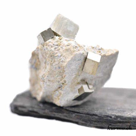 Minéraux Pyrite sur Matrice - N°5581.3.3 disponible dans la boutique en ligne Kûrma. Votre Magasin de lithothérapie Suisse en ligne.