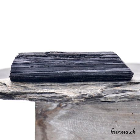 Minéraux Tourmaline Noire - N°7395.3.1 disponible dans la boutique en ligne Kûrma. Votre Magasin de lithothérapie Suisse en ligne.