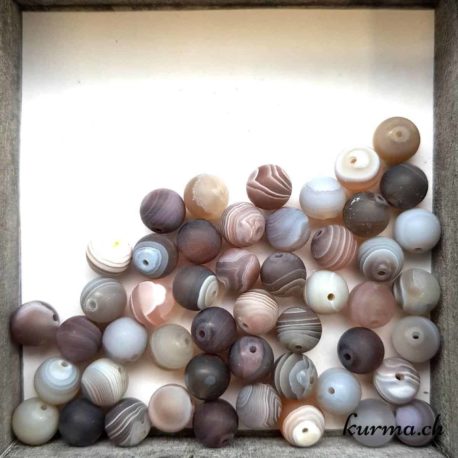 Kûrma, votre magasin de perles en Suisse. Acheter des perles rondes en pierre naturel dans la boutique en ligne. Nous livrons en France, Belgique et en Allemagne. Vente en gros pour la revente et au détail pour les particuliers, thérapeute et bijoutier