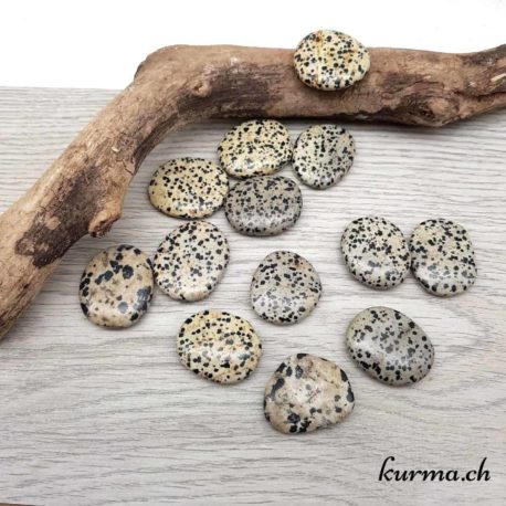 Découvre la grande diversité de pierres en galets de poche de la boutique en ligne Kurma.ch. Un magasin spécialisé dans la vente de minéraux pour la lithothérapie et les soins énergétiques en Suisse. Notre boutique se situe entre Neuchâtel et la Chaux-de-Fonds.