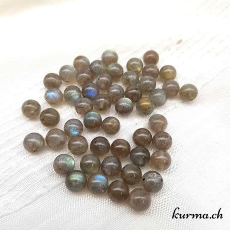 Kûrma, votre magasin de perles en Suisse. Acheter des perles rondes en pierre naturel dans la boutique en ligne. Nous livrons en France, Belgique et en Allemagne. Vente en gros pour la revente et au détail pour les particuliers, thérapeute et bijoutier