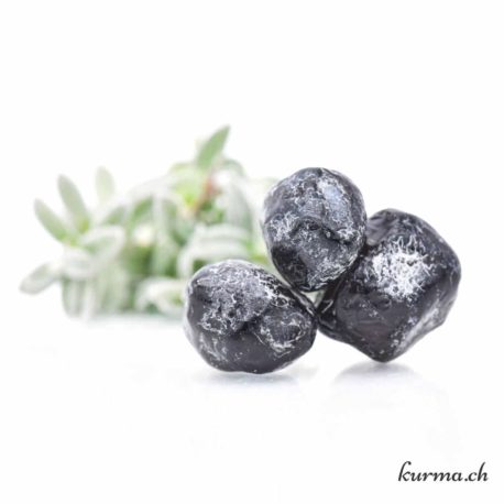 Pierre brut Obsidienne Larme d'Apache M - Nº7461.5-1 disponible dans la boutique en ligne Kûrma. Votre magasin de pierre et minéraux en suisse
