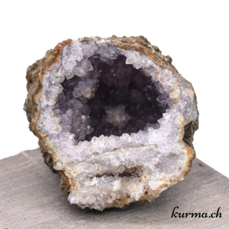 Minéraux Agate Géode - N°5423.17-1 disponible dans la boutique en ligne Kûrma. Votre boutique de pierre semi-précieuse en suisse