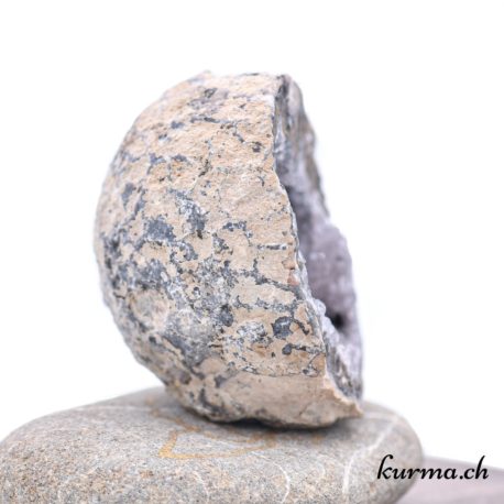 Minéraux Agate Géode - N°5423.18-3 disponible dans la boutique en ligne Kûrma. Votre boutique de pierre semi-précieuse en suisse