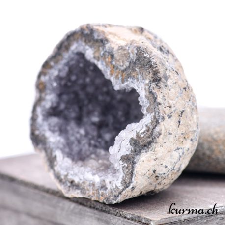 Minéraux Agate Géode - N°5423.18-4 disponible dans la boutique en ligne Kûrma. Votre boutique de pierre semi-précieuse en suisse