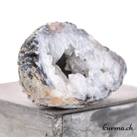 Minéraux Agate Géode - N°5423.20-2 disponible dans la boutique en ligne Kûrma. Votre boutique de pierre semi-précieuse en suisse