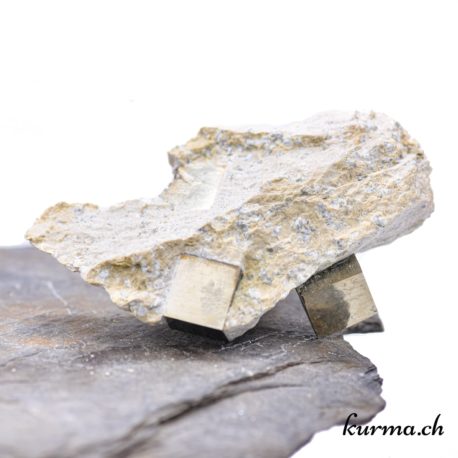 Minéraux Pyrite - N°5581.2-3 disponible dans la boutique en ligne Kûrma. Votre boutique de pierre semi-précieuse en suisse