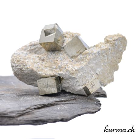 Minéraux Pyrite - N°5581.2-4 disponible dans la boutique en ligne Kûrma. Votre boutique de pierre semi-précieuse en suisse