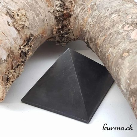Acheter des pyramides en Shungite dans la boutique en ligne. Une pierre pour purifier les énergies néfaste pour tous lieux de vie. Aussi disponible dans notre magasin de Fontainemelon en Suisse