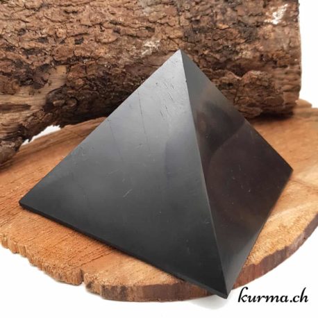 Acheter des pyramides en Shungite dans la boutique en ligne. Une pierre pour purifier les énergies néfaste pour tous lieux de vie. Aussi disponible dans notre magasin de Fontainemelon en Suisse