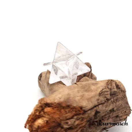 Une incontournable de la géométrie sacrée ! Une étoile tétraédrique en cristal de roche. Disponible de la magasin de lithothérapie Kurma. Situer entre Neuchâtel et la Chaux-de-fonds em Suisse