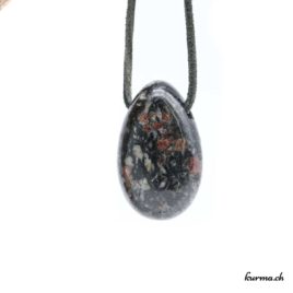 Hornblende - Pendentif pierre percée - N°8630.2 • collier en hornblende n°8630.2 2 Hornblende pendentif pierre percée