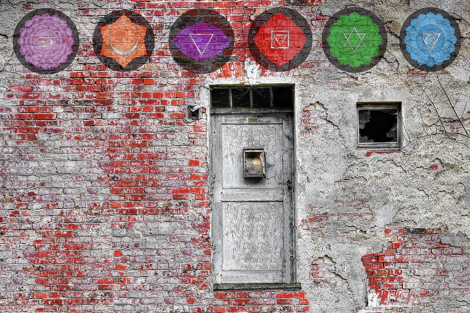 Les 7 chakras, mandala sur un mur. Image par Angela Yuriko Smith de Pixabay