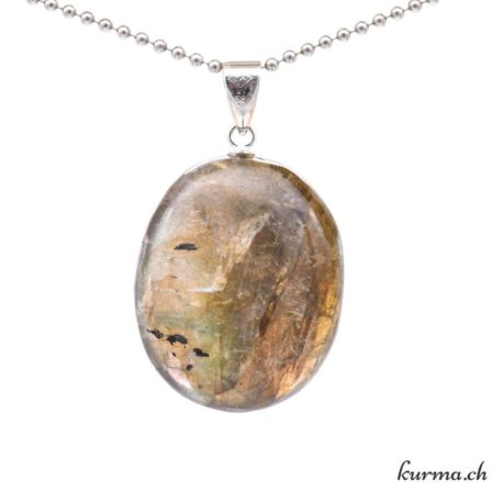 Pendentif Labradorite Ovale avec boucle en argent - N°11680.7-3 disponible dans la boutique en ligne Kûrma. Votre magasin de pierre et minéraux en suisse