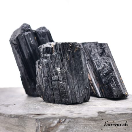 Minéraux Tourmaline Noire L - N°5934.L-1 disponible dans la boutique en ligne Kûrma. Votre boutique de pierre semi-précieuse en suisse