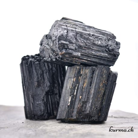 Minéraux Tourmaline Noire M - N°5934.M-1 disponible dans la boutique en ligne Kûrma. Votre boutique de pierre semi-précieuse en suisse