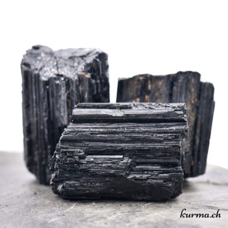 Minéraux Tourmaline Noire M - N°5934.M-2 disponible dans la boutique en ligne Kûrma. Votre boutique de pierre semi-précieuse en suisse