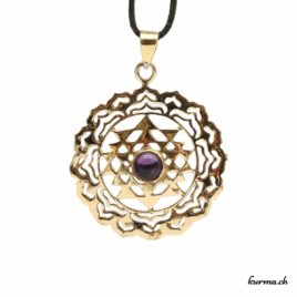 Sri Yantra et labradorite blanche - Pendentif en Laiton - N°6738 • pendentif en laiton n°6738.1 1 1 Sri Yantra et labradorite blanche – Pendentif en Laiton – N°6738
