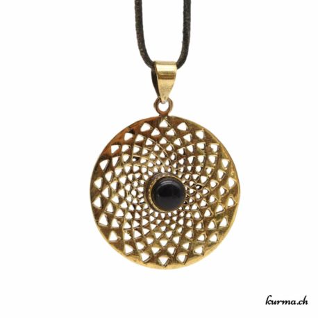 Achetez ce pendentif en laiton directement dans la boutique en ligne Kûrma. Chaque pièce est sélectionnée avec la plus grande minutie. Kûrma est une boutique spécialisée dans des pierres de qualité directement importer depuis les artisans lapidaires.