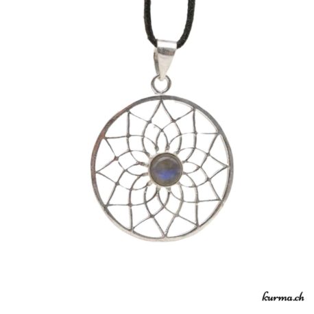 Achetez ce pendentif en laiton directement dans la boutique en ligne Kûrma. Chaque pièce est sélectionnée avec la plus grande minutie. Kûrma est une boutique spécialisée dans des pierres de qualité directement importer depuis les artisans lapidaires.